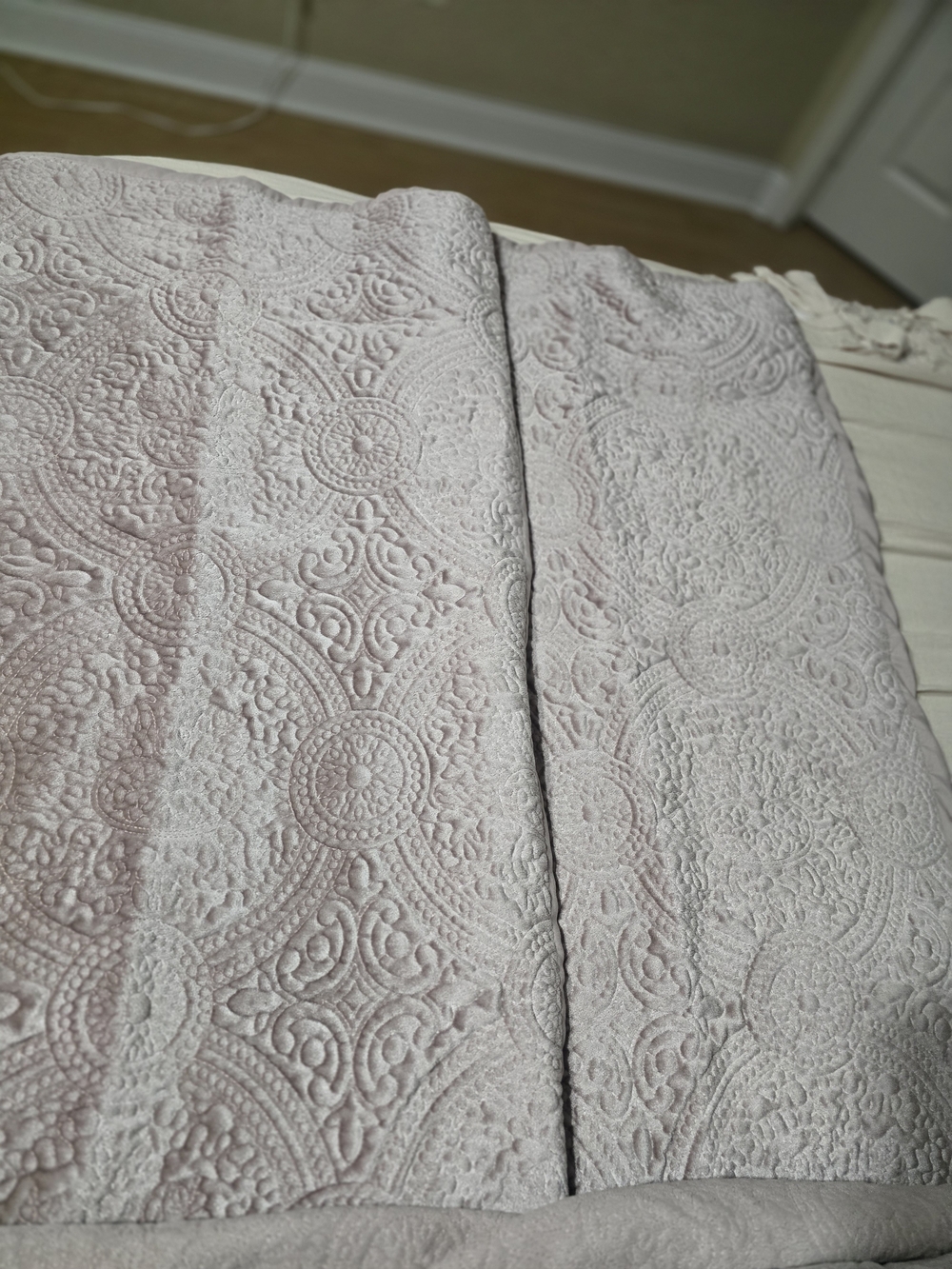 Elegant Textured Quilted Bedspread - Light Blush